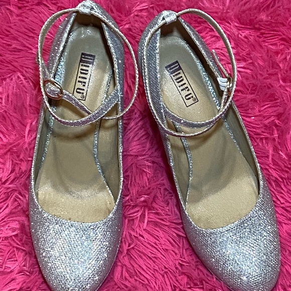 Stunning like new in box silver sparkle stiletto Mary Janes IDIFU sz. 8 - Picture 3 of 15